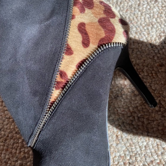 Kelly & Katie Leopard-Heeled Stiletto High Heel Booties with Zipper Pattern - Picture 8 of 8